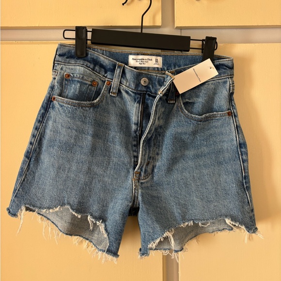 NWT Abercrombie 4” mom short high rise - Picture 2 of 5